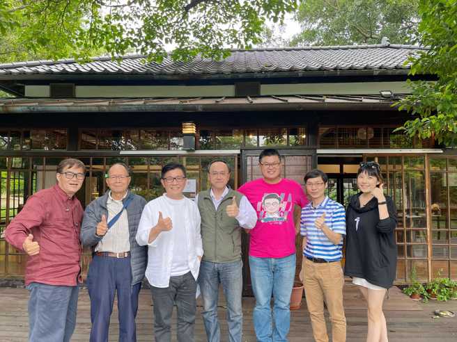 行政院顧問鄭宏輝與「打開新竹」活動顧問們開會。（圖／取自鄭宏輝臉書）