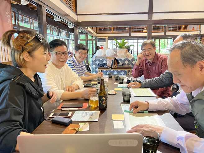 行政院顧問鄭宏輝與「打開新竹」活動顧問們開會。（圖／取自鄭宏輝臉書）