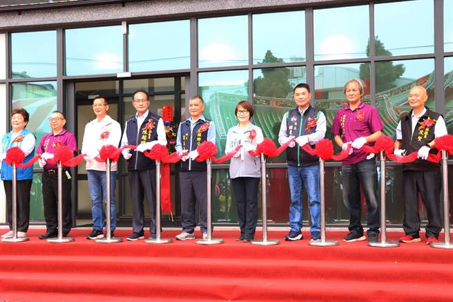 副县长邓桂菊、立委陈超明、议长锺东锦、铜锣乡长谢昌年等人共同剪彩揭牌。（苗栗县政府提供／李京升苗栗传真）