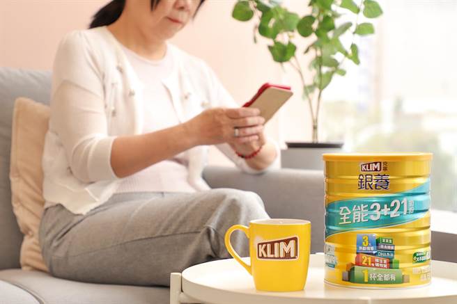 克寧銀養「全能3＋21」奶粉則添加三大熟齡精華加強身體保養。（雀巢提供）