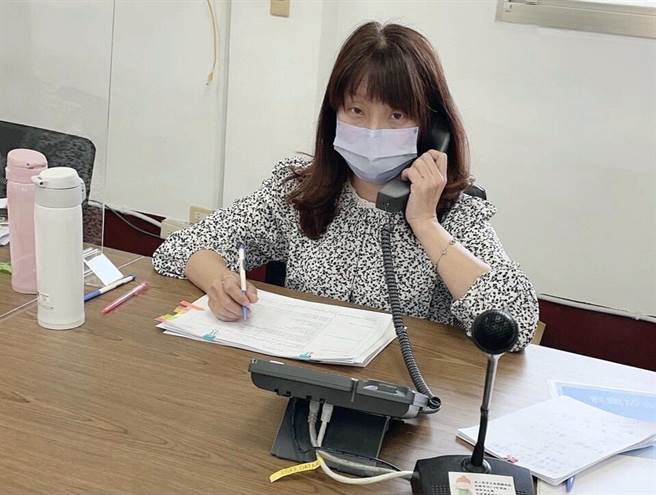 金門「居家照護關懷中心」提供居家隔離者、無症狀或輕症確診者各項諮詢和服務。（縣府提供）
