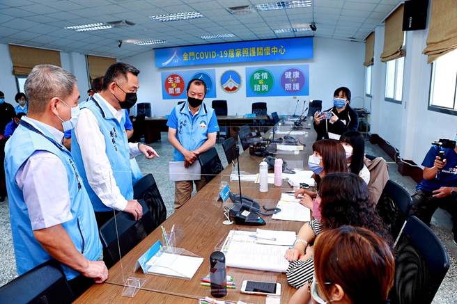 縣長楊鎮浯今早視察「居家照護關懷中心」整備作業，鼓勵鄉親加入服務團隊，團結走完抗疫最後一哩路，打贏這場防疫大作戰。（縣府提供）