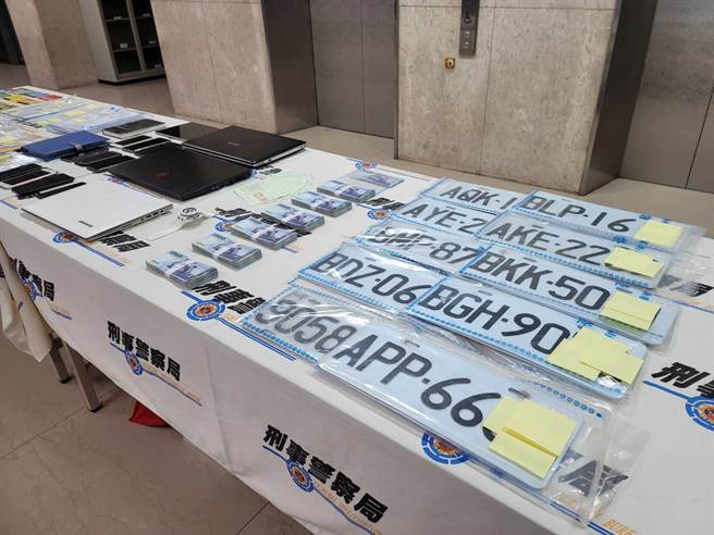 警方查扣到现金62万3000元、车牌18面、保险契约书、行车执照、汽车买卖合约书、人头车主证件、金融存簿、印章等赃证物。(林郁平摄)