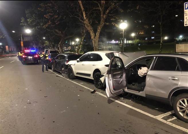 北市南港区研究院路二段去年发生一起奥迪休旅车自撞路边保时捷、BMW等车辆的车祸，警方追查竟是诈领保险金。(林郁平翻摄)