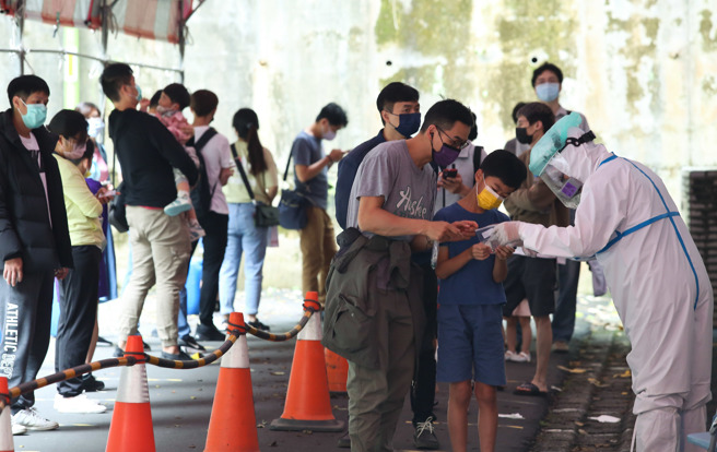 本土疫情持续紧张，不少民眾至社区筛检站接受筛检。（陈俊吉摄）