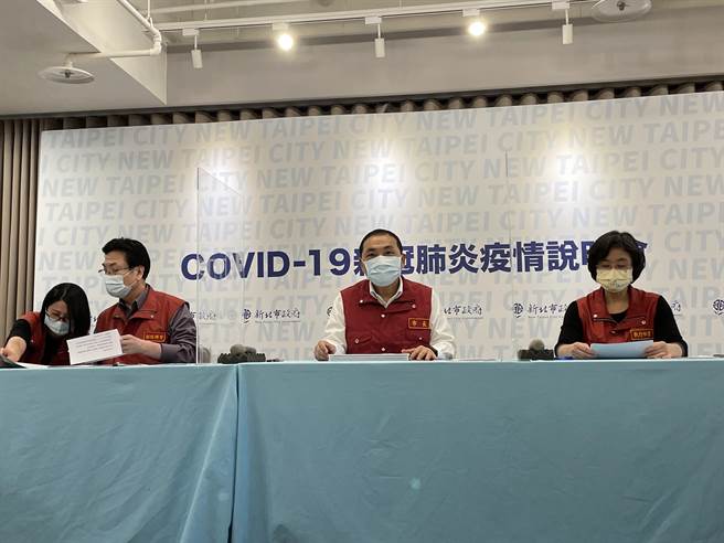 新北衛生局長陳潤秋(右)回應，販賣業的藥商執照由地方政府核發，該公司2020年向衛生局申請，只要有商業登記跟公司登記都可以申請，但快篩試劑在台販售須要由中央核准。(蔡雯如攝)