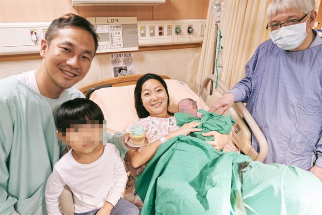 親子同室增進家人情感，醫護同仁也能就近指導。（台中慈濟醫院母嬰親善團隊提供）