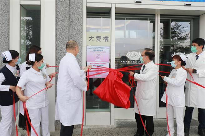 台中慈濟醫院認證國際愛嬰醫院揭牌，獲多位醫界代表線上道賀。（台中慈濟醫院提供）