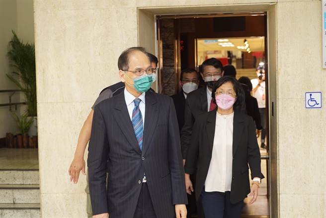 立法院迁建与否已经讨论多年，目前全国约有个县市提出的28处合适地点，5日立法院长游锡堃率队拜访彰化县政府，听取彰化推荐的2大地点，包括「高速铁路彰化车站特定区」及「扩大彰化市东区都市计画区」。(吴建辉摄)