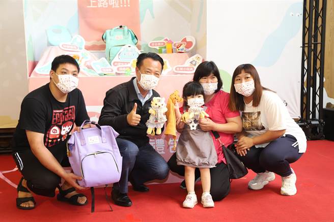 嘉義縣政府今天舉辦新生兒大禮包發布會，縣長翁章梁親自贈送給與會的父母。（張亦惠攝）