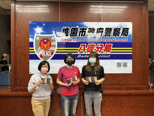 桃园市长郑文灿及桃园市政府警察局长陈国进，致赠沐浴礼盒给全市警察单位有母亲身份的同仁。（警方提供）