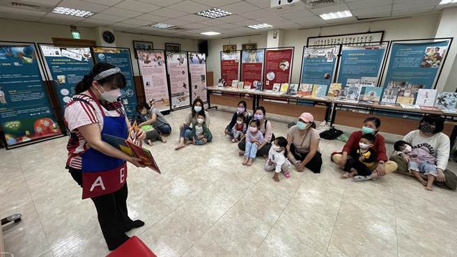 全国公共图书馆绘本巡迴展，目前在三湾图书馆展出，婴幼儿绘本故事专家黄玮伶带领大家欣赏绘本。（读者提供／谢明俊苗栗传真）