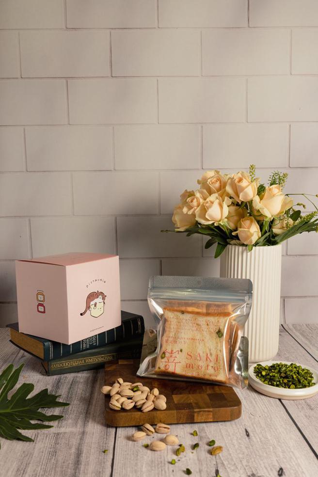 （SAKImoto Bakery 攜手人氣男子插畫家 HOSMiNG設計母親節禮盒，圖為開心果生吐司單片裝。圖／SAKImoto Bakery提供）