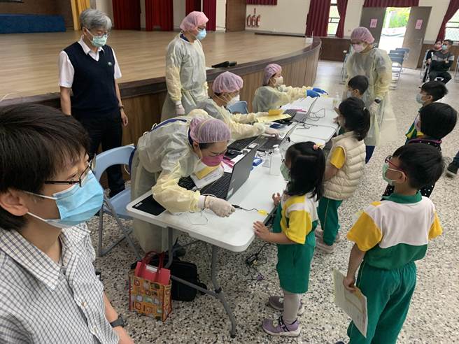 花蓮兒童疫苗今天上午開打，明義國小接種率21％。（王志偉攝）