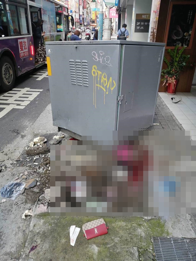 变电箱下有大片血迹。（警方提供）