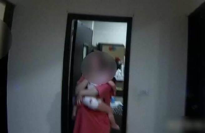 竹南消防分隊及警察動員7、8人趕往竹南鎮民眾救援受困2歲女童。（竹南警分局提供／謝明俊苗栗傳真）