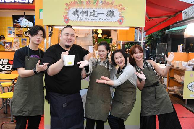 王硕瀚（左起）、大渊、王思佳、谢琼暖、陈明珠挑战到夜市摆摊。（三立提供）