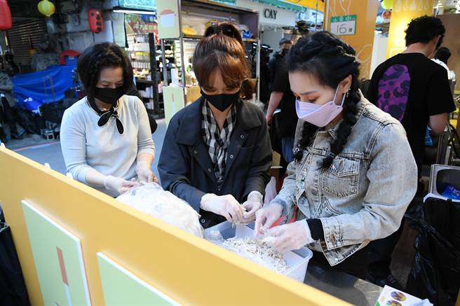 谢琼暖、陈明珠、王思佳认真研究料理。（三立提供）