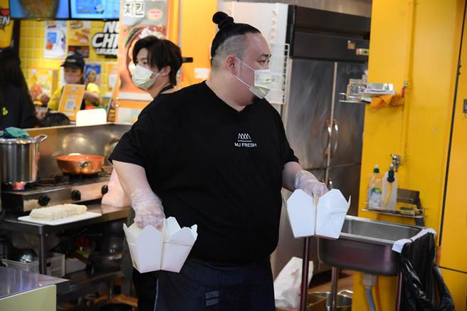 「顽童MJ116」大渊担任主厨。（三立提供）