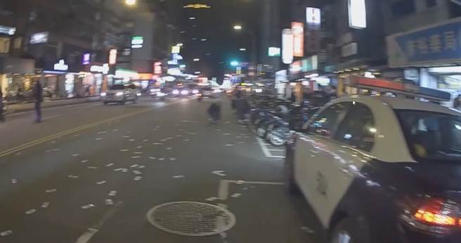 警方到场时，马路地面上有大量的千元大钞。（警方提供）