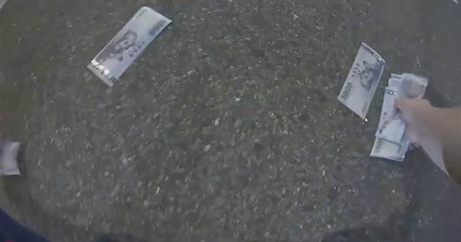 警员赶紧替张男将地上的钞票捡起并代为保管。（警方提供）