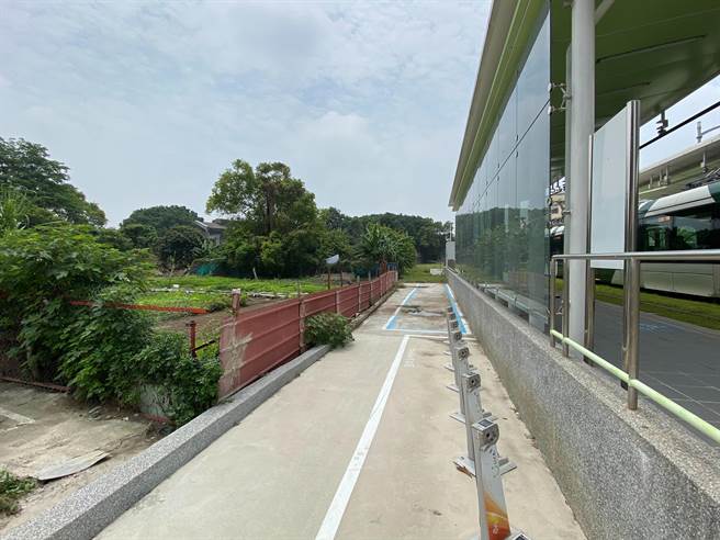 高雄轻轨C35凯旋武昌站今（5）日早上轨道被1只「鸡」给乱入，驾驶员等鸡通过后，才又继续行驶。（高捷提供）