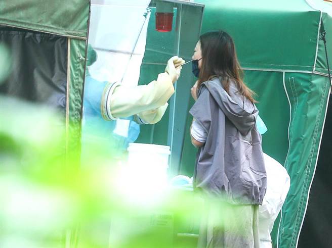 北市卫生局表示，9日起开设儿童疫苗特别门诊，由北市12家医院提供服务。图为筛检的民眾。（本报资料照片）