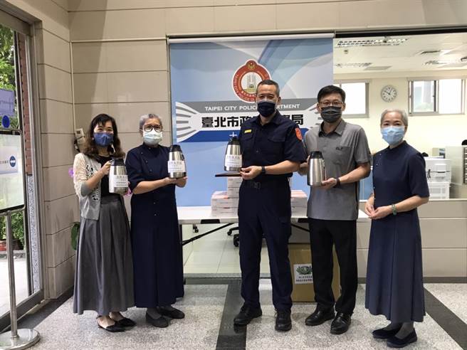 士林警分局今获慈济基金会捐赠的600剂快筛剂。（士林警分局提供）