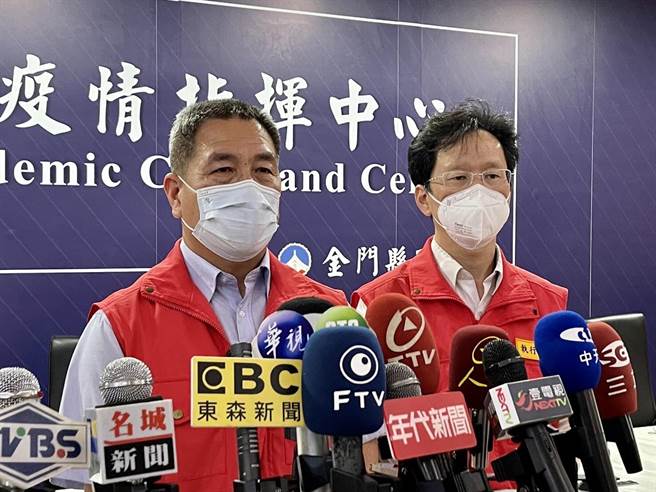 金门今天新增8例新冠确诊，县府秘书长陈祥麟（左）和县卫生局长李锡鑫（右）下午直播说明最新疫情状况。（县府提供）