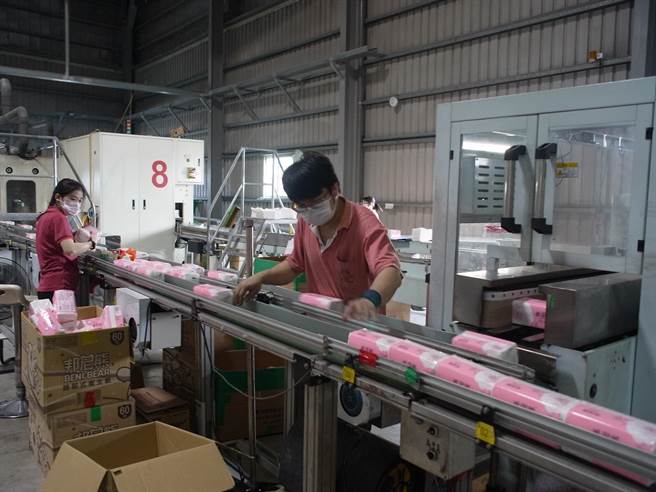 卫生纸将涨价，云林县北港镇1家卫生纸工厂坚持冻涨。（张朝欣摄）