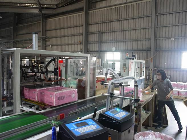 卫生纸将涨价，云林县北港镇1家卫生纸工厂坚持冻涨。（张朝欣摄）