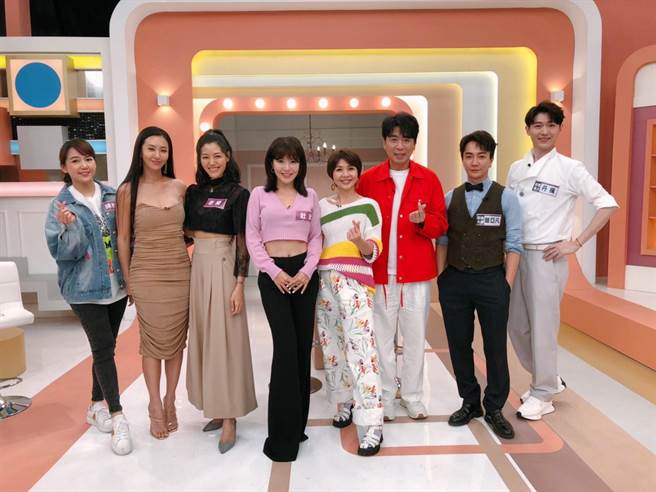 蔷蔷（左2）自豪相当会买母亲节礼物。（民视提供）