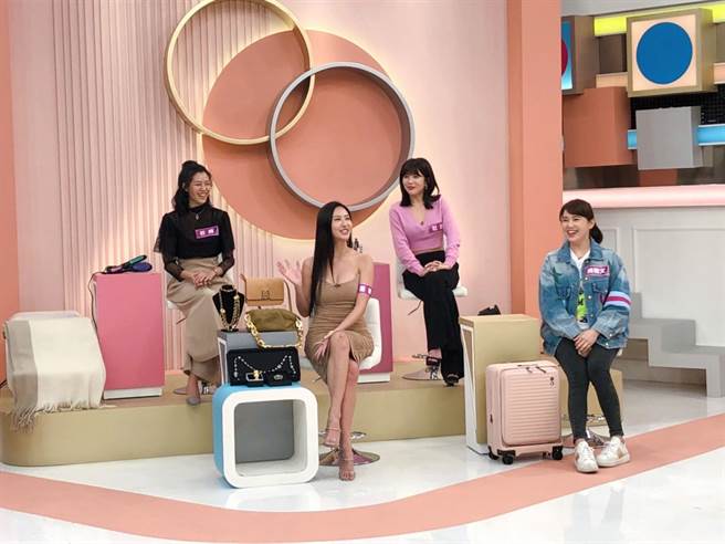 蔷蔷突在节目中自爆有3个妈妈。（民视提供）