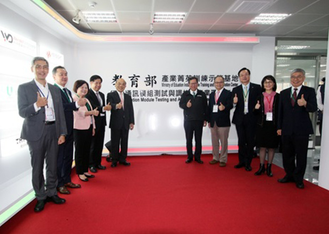 龙华科大获选教育部产业菁英训练示范基地，透过与业界同步产线实作场域，让学子对焦5G产业需求。(图/龙华科技大学提供)