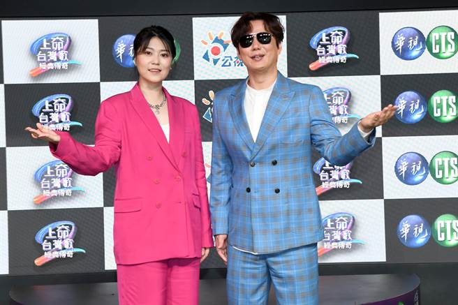 曹雅雯（左起）与萧煌奇、浩子共同主持《上奅台湾歌2.0经典传奇》。（华视提供）