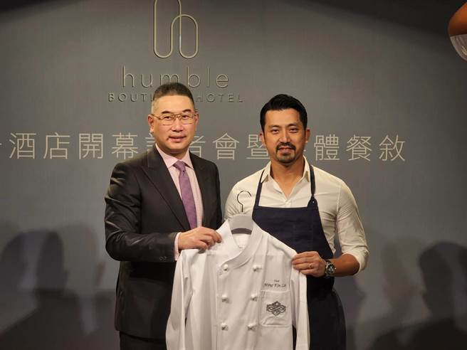 寒舍董事長蔡伯翰（左）贈予林明健（右）寒舍主廚服。（黃琮淵攝）