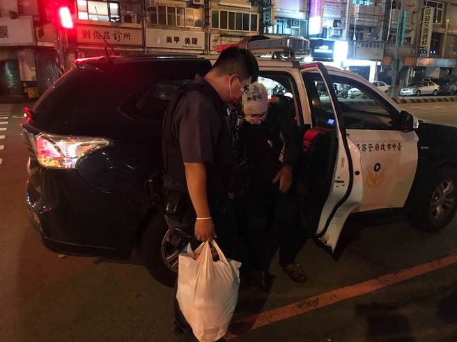 台中市警局第四分局员警护送邱姓老翁返家。(警方提供／林欣仪台中传真)