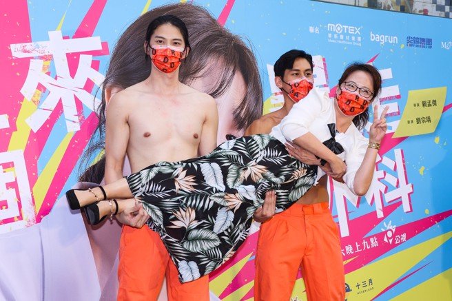 裸上身猛男将原着作者小刘医师公主抱。（罗永铭摄）