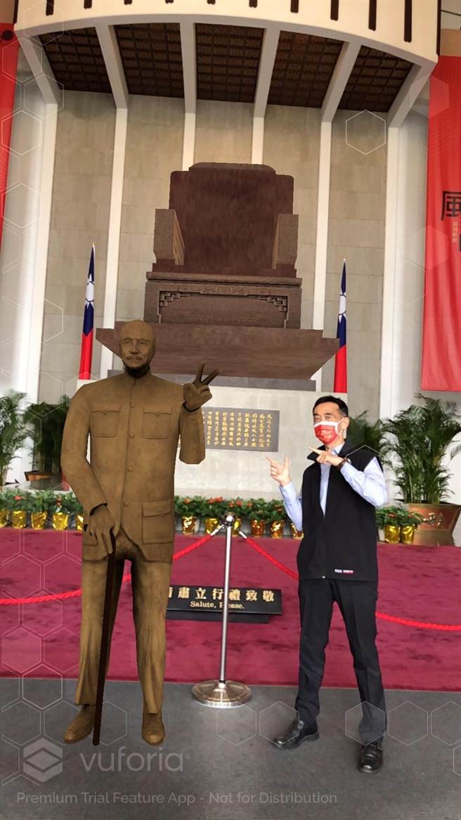 國父紀念館王蘭生率先體驗「漫遊國父紀念館App」。（國父紀念館提供）