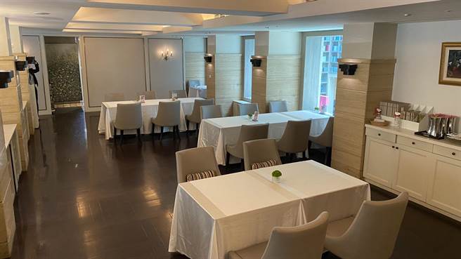 北投大地酒店餐厅降低来客承载量50％。（北投大地酒店提供）