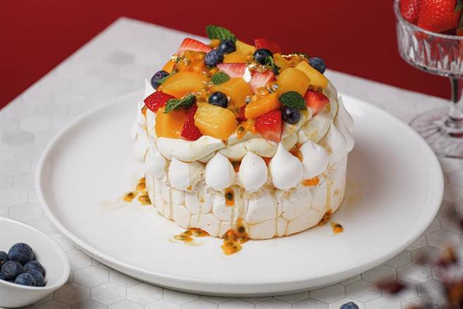 台北W饭店母亲节限定水果帕芙洛娃。（台北W饭店提供）