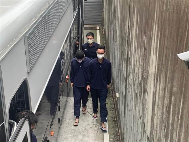 前淡水警分局警員蔡至恩（右）稱自己主動積極找當事人釐清案情並非要勒索金錢。（中時資料庫）