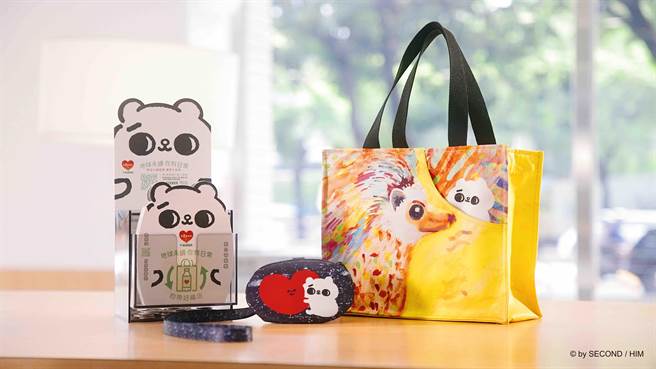 今年除了零钱捐的公益劝募合作外，本次推出两款脑麻儿设计、脑麻妈妈制作，充满爱与环保的劝募商品「刺猬爱抱包」与「星月小挂包」。（中华民国脑性麻痹协会提供／林良齐台北传真）