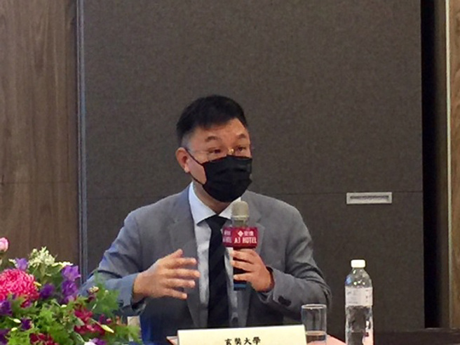 玄奘大学校长简绍琦于「艺栈艺居」签约仪式致词。(图/玄奘大学提供)