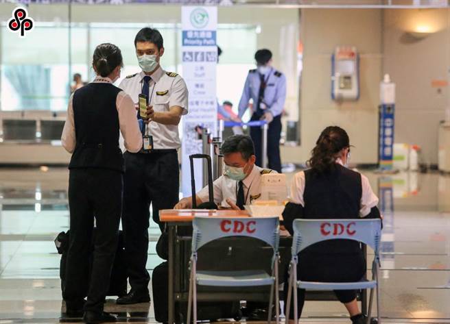 中央流行疫情指挥中心已同意取消航空机组员健保卡的职业别注记，民航局已着手办理相关作业。（本报资料照）