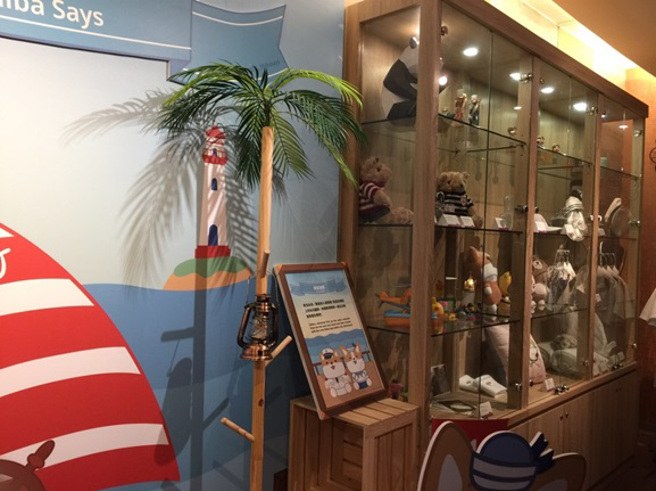 签约仪式合影，左一华圆设计行销公司董事长张国杰、中间玄奘大学校长简绍琦、右一新竹安捷国际酒店董事长陈品峰。(图/玄奘大学提供)
