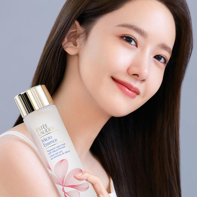 雅诗兰黛亚太区品牌代言人润娥使用最爱的《全新微分子肌底原生露-樱花轻盈版》，打造肌肤健康防护层，养出肌底透明光。（雅诗兰黛提供）