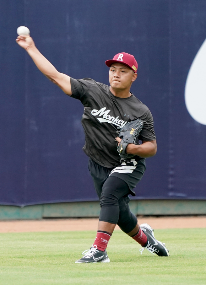 樂天桃猿邱駿威隨隊一軍。（樂天桃猿提供）