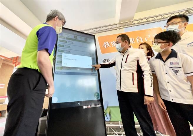 新北市长侯友宜今天上午到板桥国小参加智慧能源管理系统启用活动，也亲自透过APP介面操作，远端遥控教室的冷气开启。（吕健豪摄）