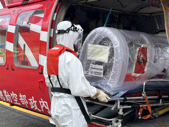 台东县兰屿乡8个月大男婴确诊併发肺炎，空勤以负压隔离舱协助后送。（空中勤务总队第3大队第3队提供／蔡旻妤台东传真）